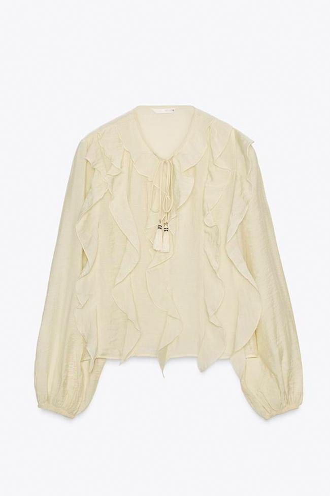 Blusa con volantes de Zara.