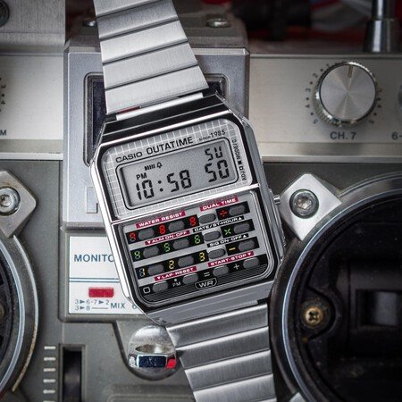La Nostalgia No Se Mide En Minutos Sino En Estilo Casio Vuelve Al Ruedo Con Una Pieza Que Encapsula El Espiritu Retro Del Cine De Los Ochenta