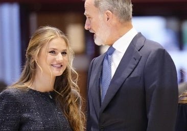 Una princesa Leonor muy clásica estrena chaqueta de Armani en el Concierto de los Premios Princesa de Asturias