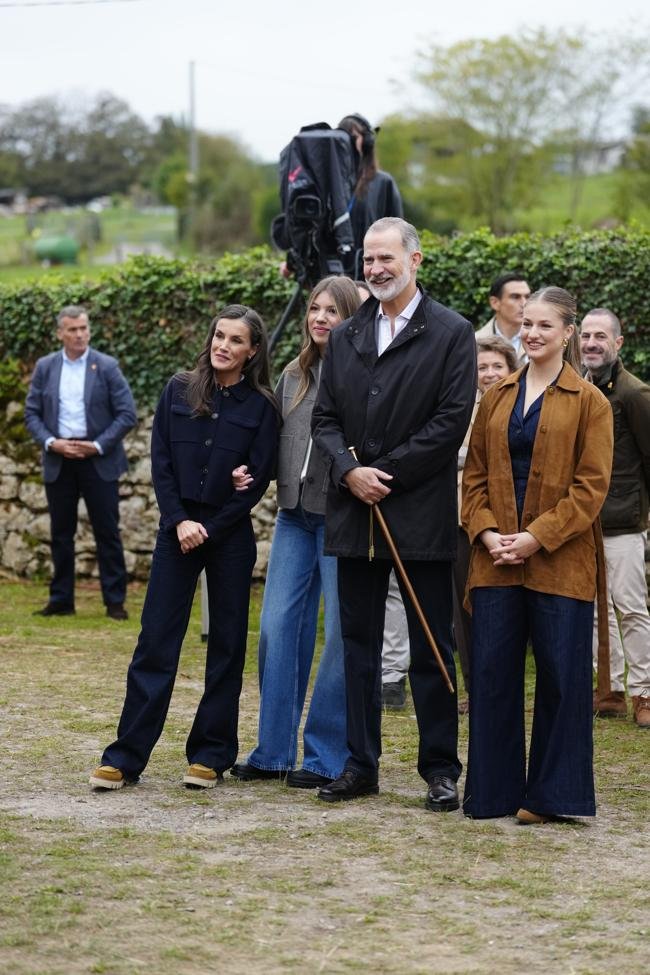 La familia real española en su visita a Valdesoto, Pueblo Ejemplar de Asturias 2025