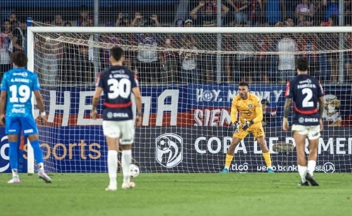 Olveira, arquero de Olimpia, ante Torres.