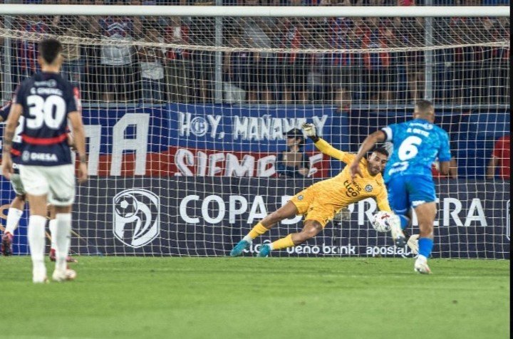 Olveira, arquero de Olimpia rechaza el penal.
