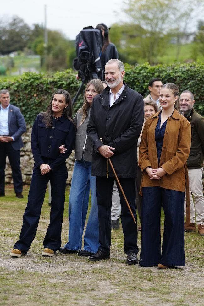 La reina Letizia junto al rey Felipe VI y sus hijas en Valdesoto.