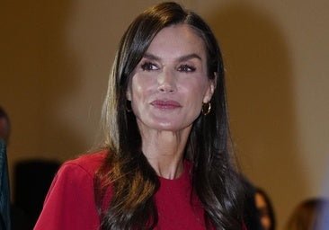 La reina Letizia estrena vestido de Adolfo Domínguez en el Día Mundial de la Salud Mental: en color rojo y con detalles románticos