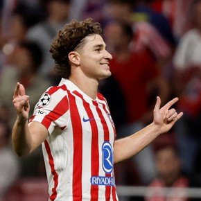 Con un Julián sinfónico y un Giuliano Simeone determinante, el Atlético goleó 5-1 al Frankfurt