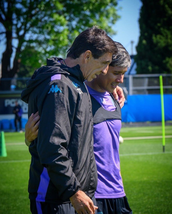Costas habla mucho con sus jugadores. Acá, con Zaracho. Foto: Prensa Racing