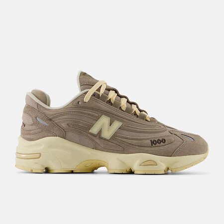 Las nuevas New Balance color almendra tostada que arrasan esta temporada con gabardinas
