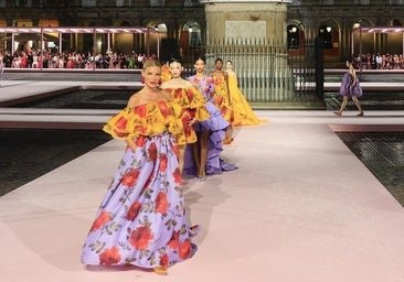 Así ha sido el espectacular desfile de Carolina Herrera en la Plaza Mayor entre el Siglo de Oro y la Movida madrileña