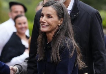 La reina Letizia en la visita al Pueblo Ejemplar de Asturias: cárdigan azul y el guiño a su zapatero de confianza
