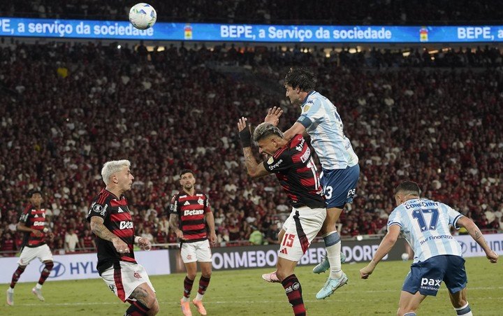 El gol anulado a Racing: Sosa golpeó a Carrascal en el salto (Foto Marcelo Carroll).