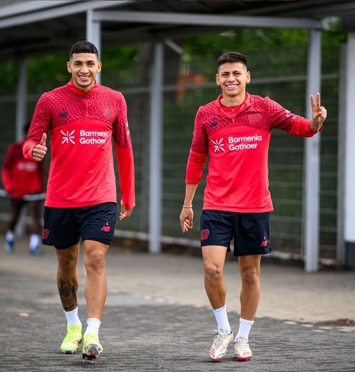Echeverri y Equi Fernández en el Leverkusen.