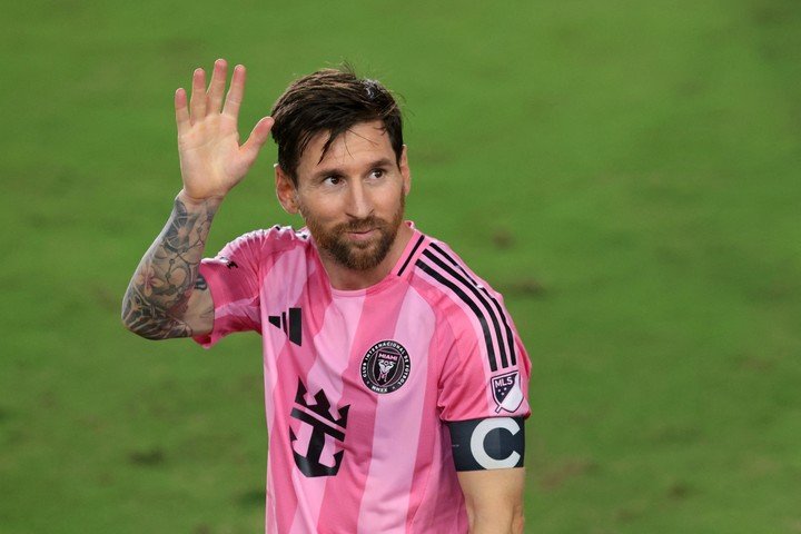 Juega el Inter Miami CF forward Lionel Messi (10) waves toward the fans after the game against Atlanta United at Chase Stadium. Mandatory Credit: Sam Navarro-Imagn Images