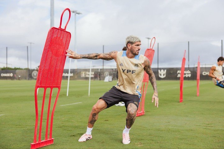 De Paul, presente en el entrenamiento de la Selección (Foto: @Argentina).