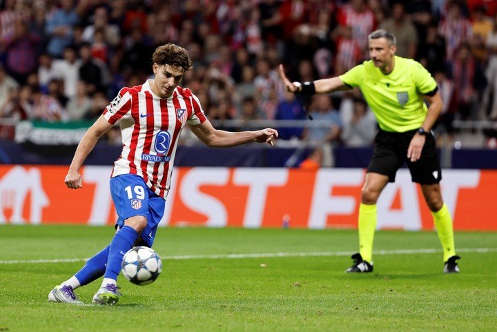 Julián Álvarez y su penal frente a Frankfurt. (EFE)