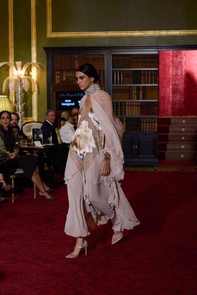 Look del desfile de Victorio & Lucchino en SIMOF Madrid 2025.