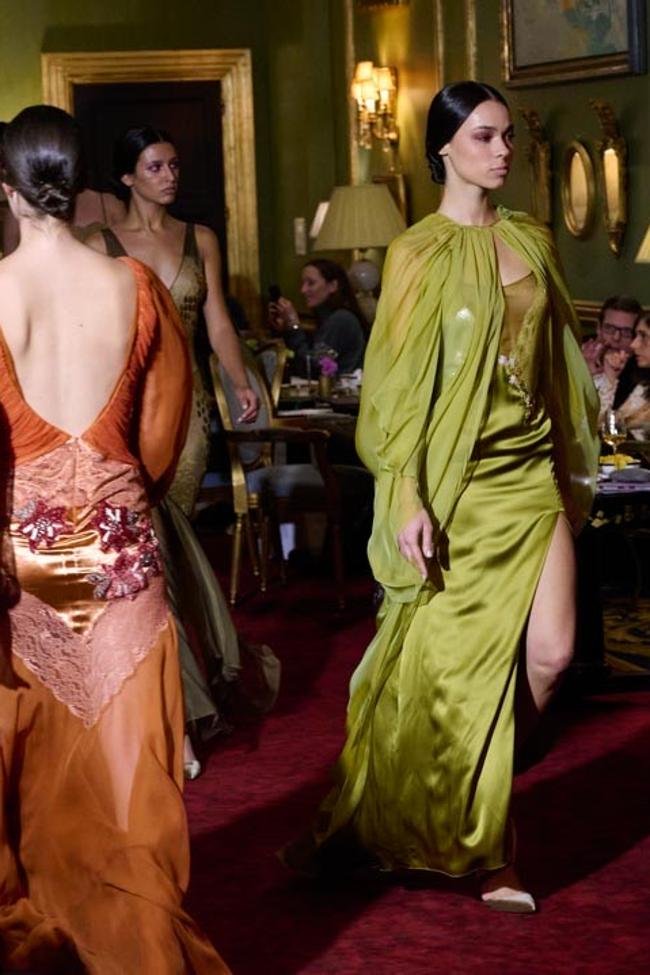 Look del desfile de Victorio & Lucchino en SIMOF Madrid 2025.