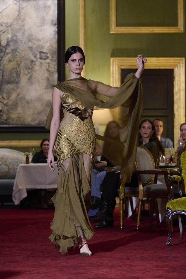 Look del desfile de Victorio & Lucchino en SIMOF Madrid 2025.