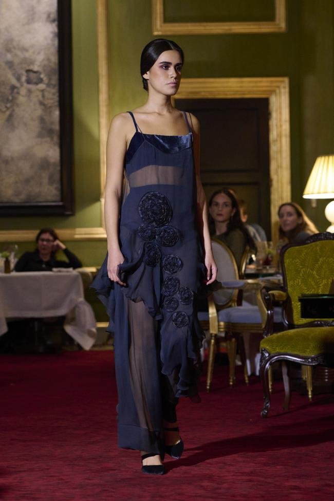 Look del desfile de Victorio & Lucchino en SIMOF Madrid 2025.