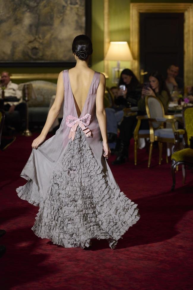 Look del desfile de Victorio & Lucchino en SIMOF Madrid 2025.