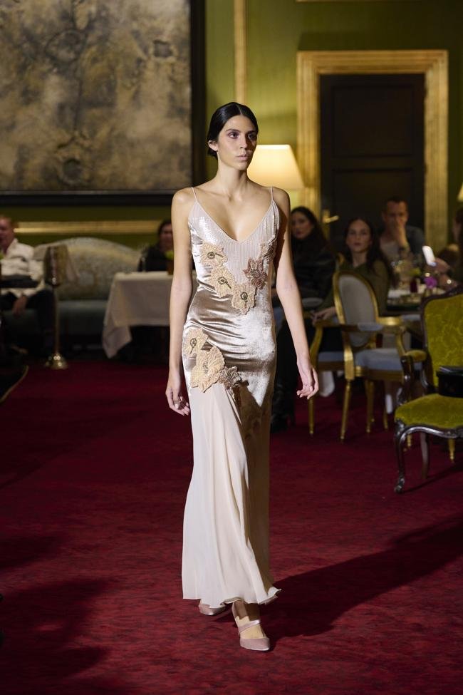 Look del desfile de Victorio & Lucchino en SIMOF Madrid 2025.