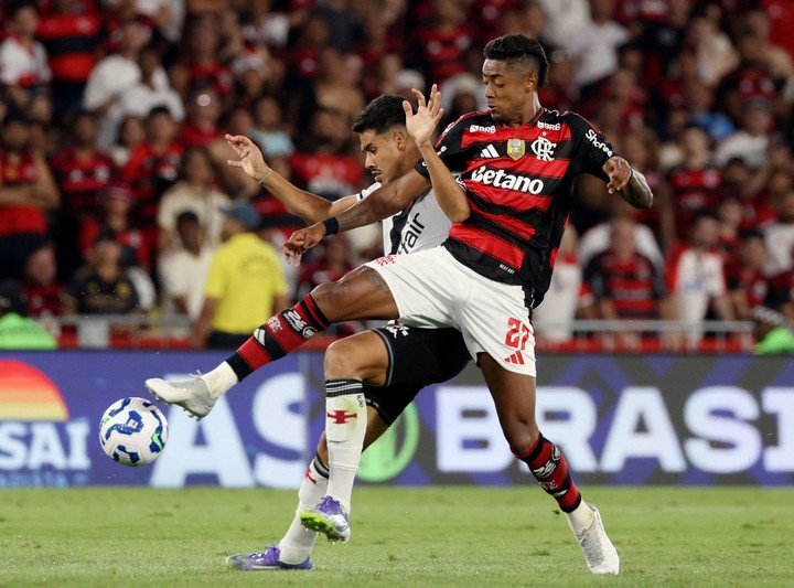 Bruno Henrique en un partido ante Vasco da Gama.