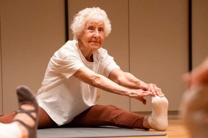 Tiene 102 años, es profesora de yoga y saltó a la fama tras participar en un talent show francés: hasta el primer ministro de India habló de ella