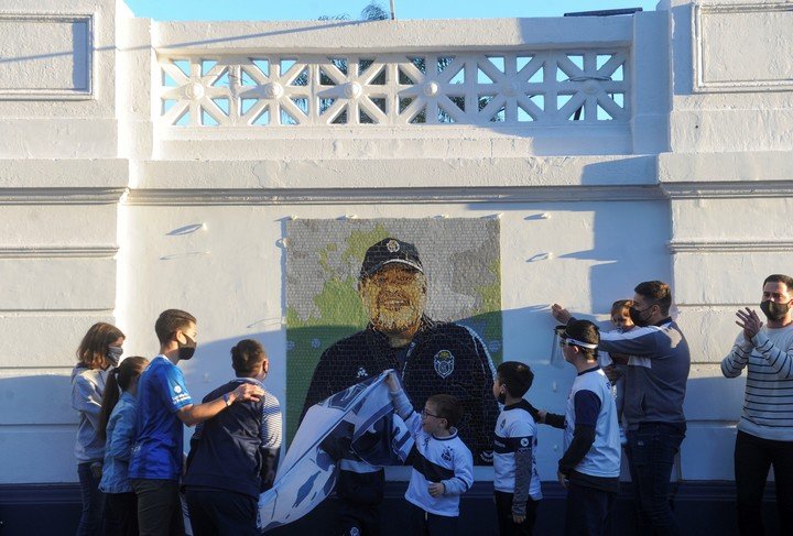 El mural de Diego Maradona durante la inauguración. 