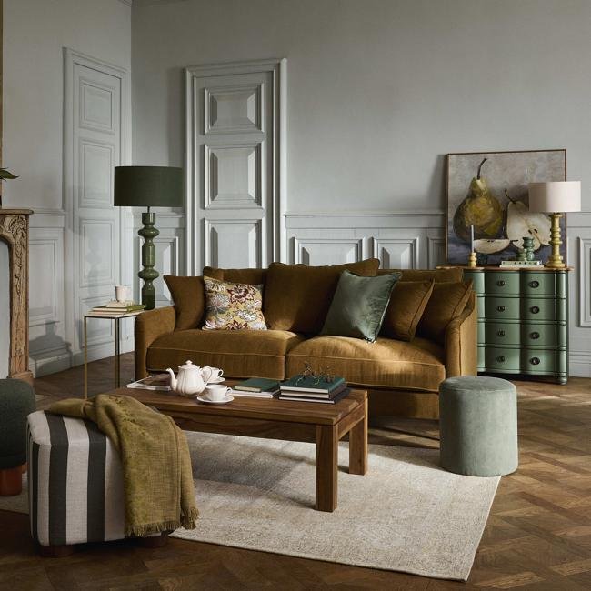 Salón clásico en el que los detalles en verde marcan la diferencia.