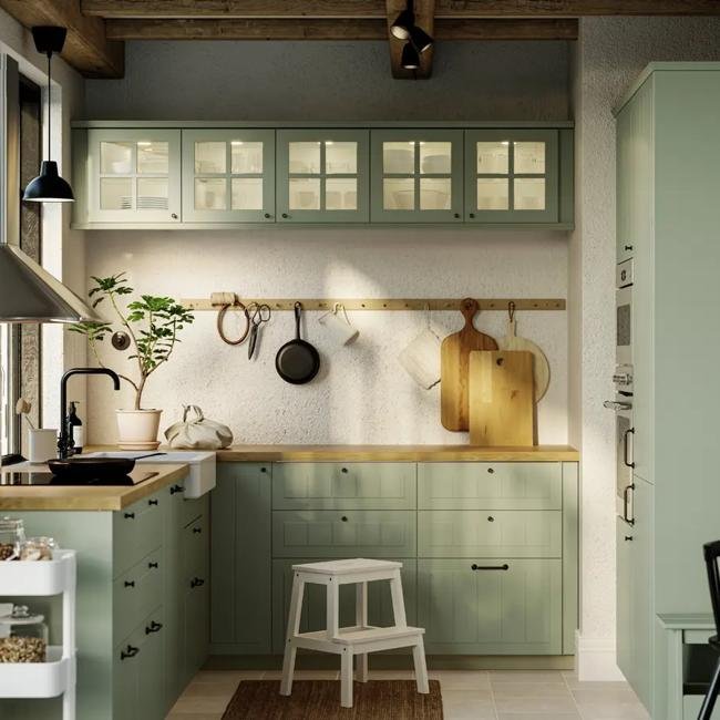 Cocina de estilo rústico con muebles en verde.