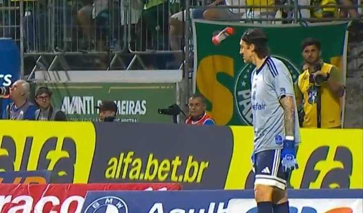 El impacto de la botella de plástico sobre Cassio.