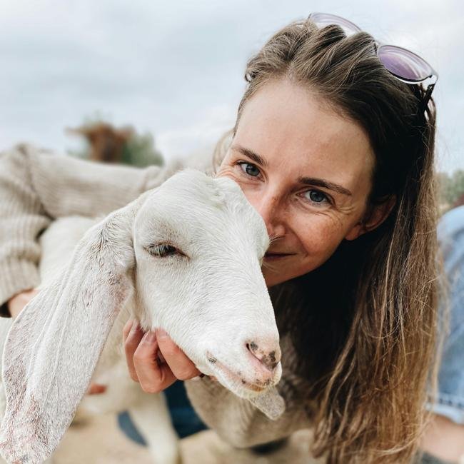 Mujer con una cabra.