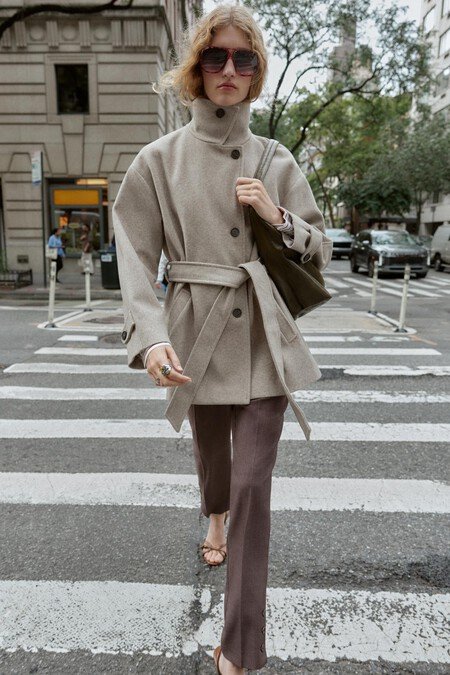 Zara triunfa con los abrigos que van a volar este otoño: ligeros, elegantes y con mucho estilo