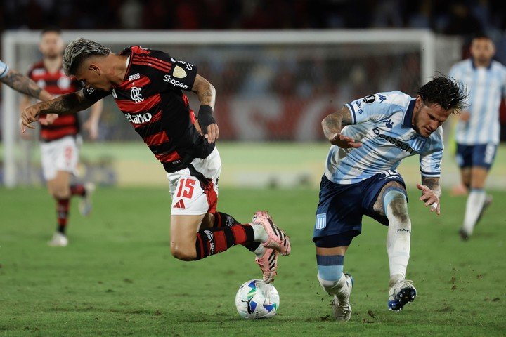 Zuculini marca a Carrascal en el Maracaná (EFE/ Antonio Lacerda).