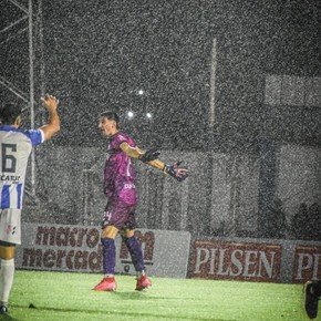 Video: un arquero argentino metió un gol de arco a arco en el fútbol uruguayo