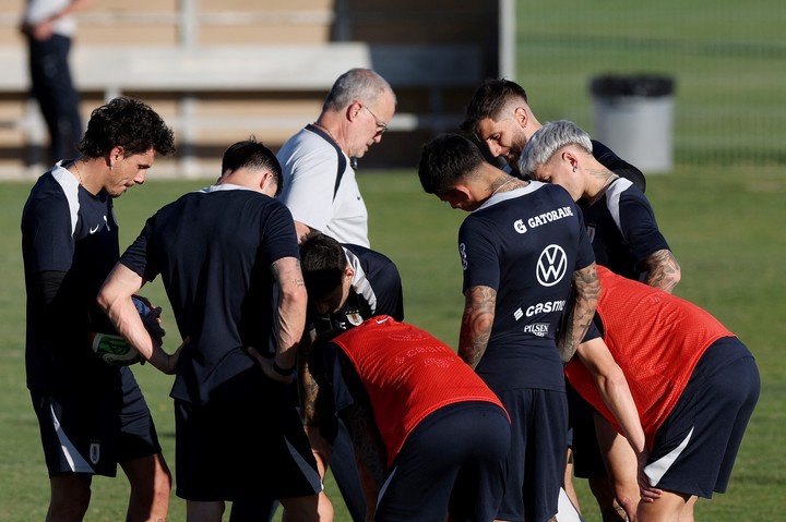 Bielsa, durante el entrenamiento con la Celeste en México. (REUTERS/Henry Romero).