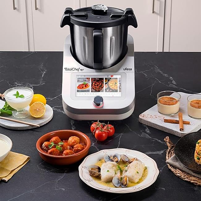 El robot de cocina inteligente multifunción Ufesa TotalChef RK está rebajado de 599 a 399 euros en el Black Friday de Amazon.