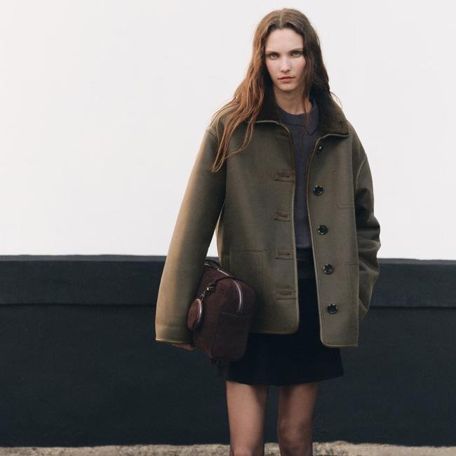 Chaqueta de doble faz verde de Mango, 99,99 euros.