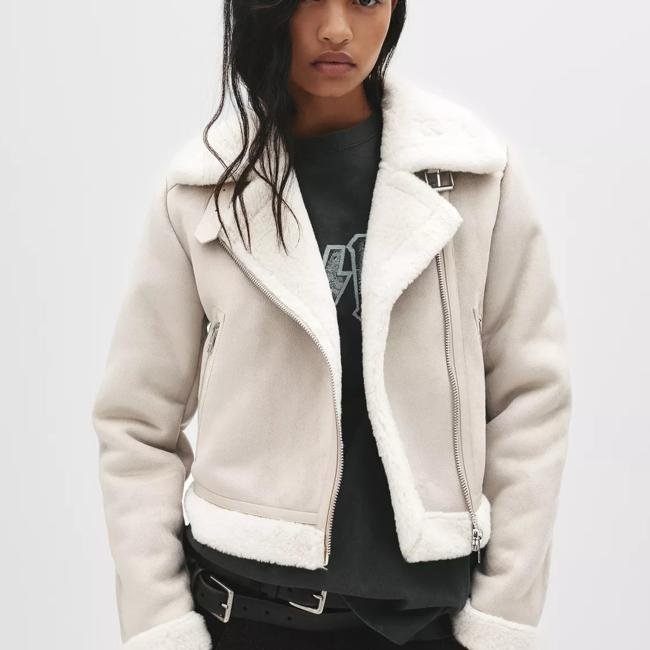 Chaqueta de doble faz corta de Pull&Bear, 49,99 euros.