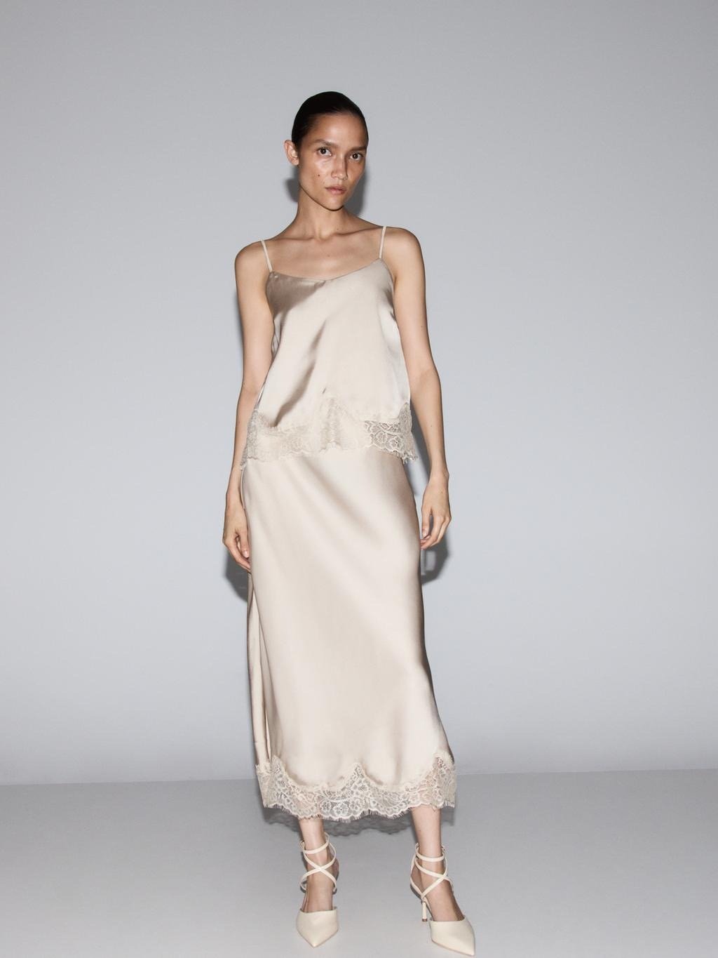 Falda satinada de encaje