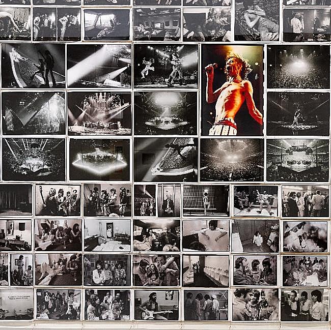 Un collage con fotografías de Annie Leibovitz expuesto en Wonderland.