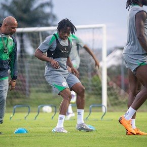 Mientras se juegan la clasificación al Mundial, los jugadores de Nigeria suspendieron el entrenamiento