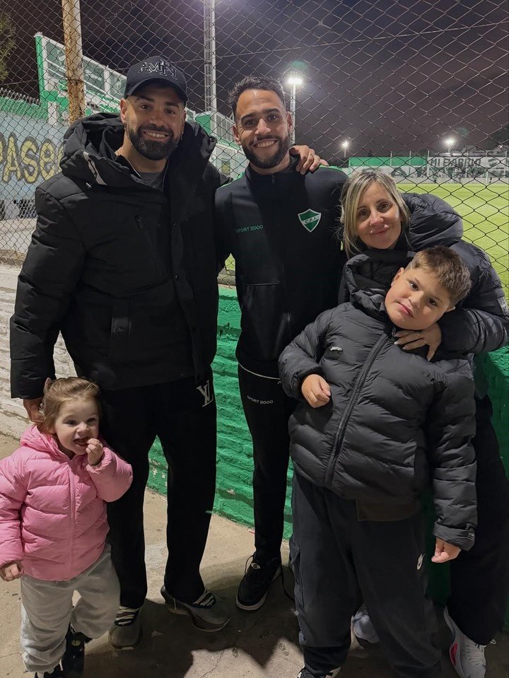 Milton y su familia con Edi, luego del último partido de Ituzaingó.