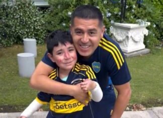 El emotivo gesto de Riquelme con un pequeño hincha de Boca que padece una enfermedad en la piel