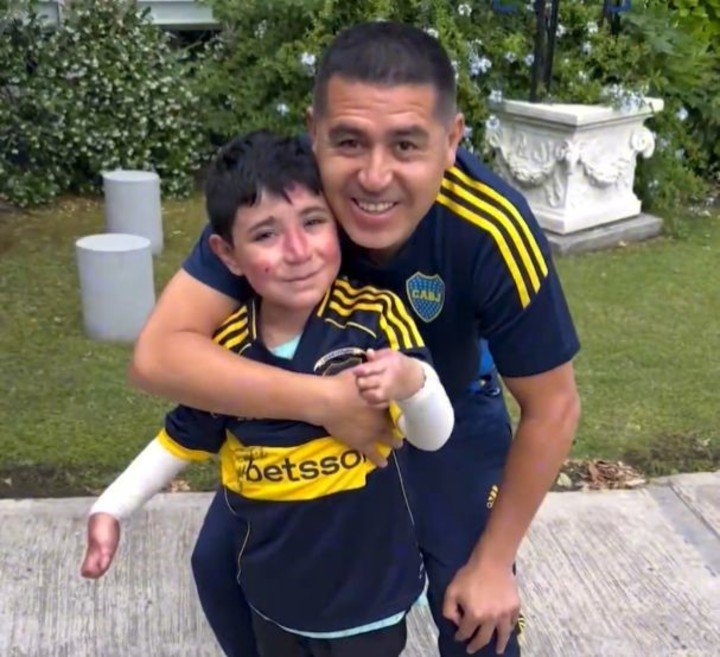 Román le obsequió al pequeño dos camisetas del Xeneize con su nombre.