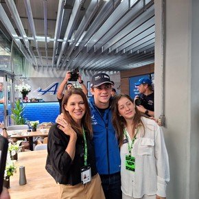 El especial apoyo familiar para Colapinto en el día de su renovación con Alpine