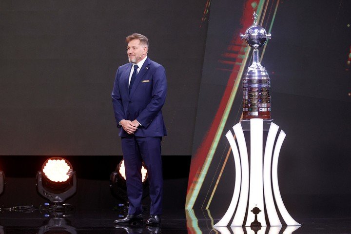 Alejandro Domínguez, presidente de Conmebol, junto a la Libertadores. (EFE/ Juan Pablo Pino)