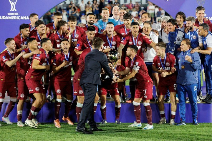 Domínguez le entregó la copa a Lanús, campeón de la Sudamericana en Asunción. (EFE/ Mauricio Dueñas Castañeda)