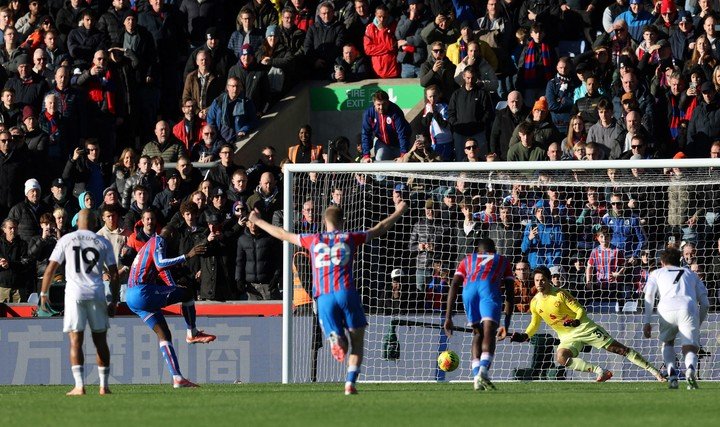 Mateta y su penal con doble toque (Reuters).