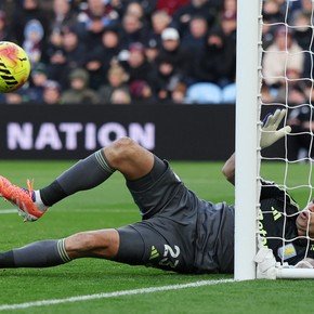 Gracias a un tapadón del Dibu y a un golazo al ángulo de Kamara, el Aston Villa le gana al Wolverhampton