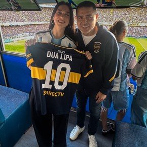 Dua Lipa y el saludo con Riquelme